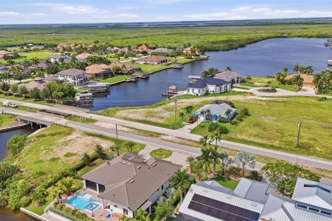 Terreno en venta en Cape Coral, Florida № 2377467 - foto 9
