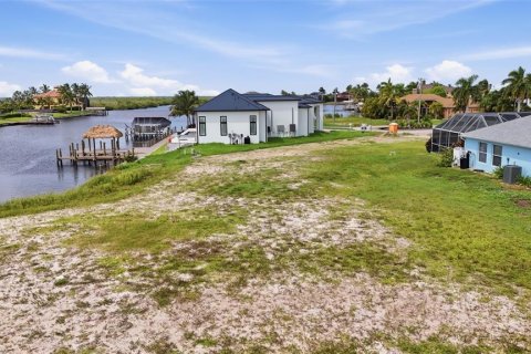 Terreno en venta en Cape Coral, Florida № 2377467 - foto 2