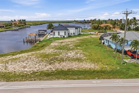 Terreno en venta en Cape Coral, Florida № 2377467 - foto 3