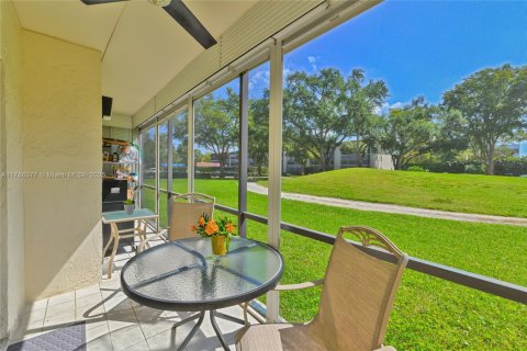 Condo in Pembroke Pines, Florida, 2 bedrooms № 1959393 - photo 24