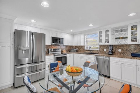 Condo in Pembroke Pines, Florida, 2 bedrooms № 1959393 - photo 1