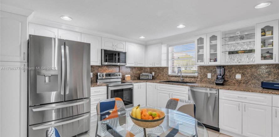 Condo in Pembroke Pines, Florida, 2 bedrooms № 1959393