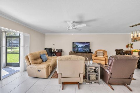 Condo in Pembroke Pines, Florida, 2 bedrooms № 1959393 - photo 13