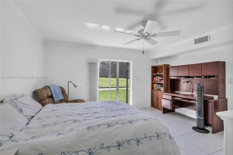 Condo in Pembroke Pines, Florida, 2 bedrooms № 1959393 - photo 21