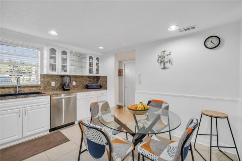 Condo in Pembroke Pines, Florida, 2 bedrooms № 1959393 - photo 5