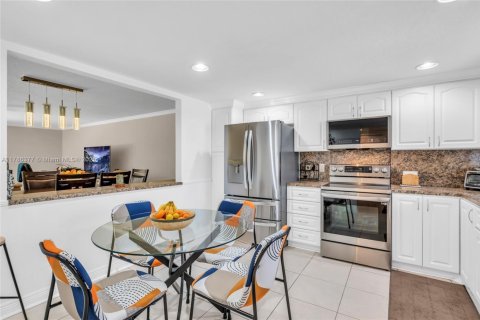 Condo in Pembroke Pines, Florida, 2 bedrooms № 1959393 - photo 4