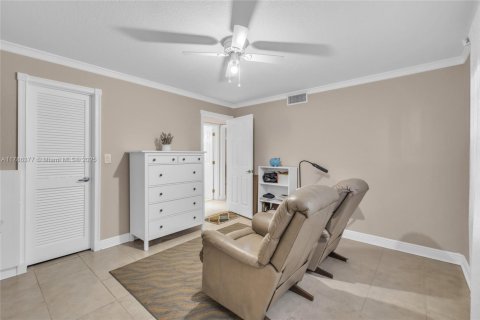Condo in Pembroke Pines, Florida, 2 bedrooms № 1959393 - photo 18