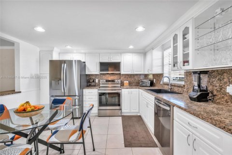 Condo in Pembroke Pines, Florida, 2 bedrooms № 1959393 - photo 2