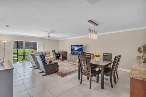 Condo in Pembroke Pines, Florida, 2 bedrooms № 1959393 - photo 12