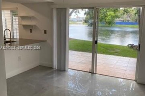 Townhouse in Weston, Florida 3 bedrooms, 128.86 sq.m. № 2069155 - photo 9