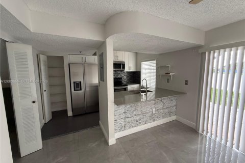 Townhouse in Weston, Florida 3 bedrooms, 128.86 sq.m. № 2069155 - photo 16