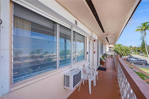 Condominio en venta en Hallandale Beach, Florida, 1 dormitorio, 58.06 m2 № 1772311 - foto 17