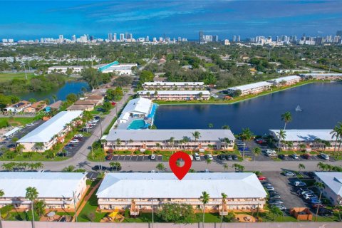 Condominio en venta en Hallandale Beach, Florida, 1 dormitorio, 58.06 m2 № 1772311 - foto 1