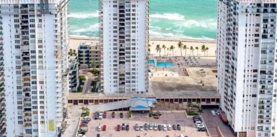 Condominio en Hollywood, Florida, 2 dormitorios № 1818787