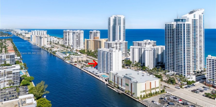 Кондоминиум с 2 спальнями в Холливуд, Флорида № 1956871