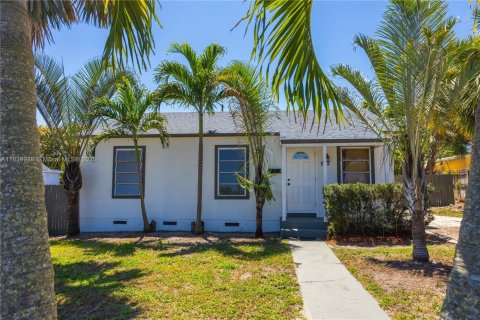 House in West Palm Beach, Florida 3 bedrooms, 78.97 sq.m. № 1828786 - photo 1