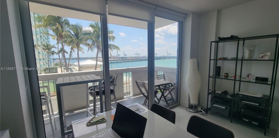 Condominio en Miami Beach, Florida, 1 dormitorio  № 1950559