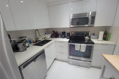 Condominio en alquiler en Miami Beach, Florida, 1 dormitorio, 78.97 m2 № 1950559 - foto 6