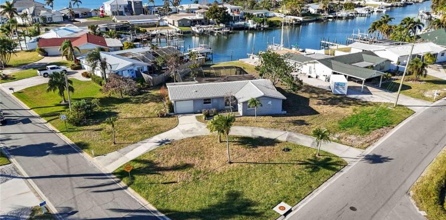 House in Palmetto, Florida 2 bedrooms, 137.5 sq.m. № 1721078