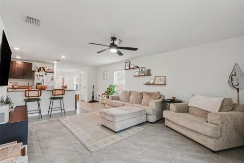 House in Dade City, Florida 3 bedrooms, 145.48 sq.m. № 2266316 - photo 2