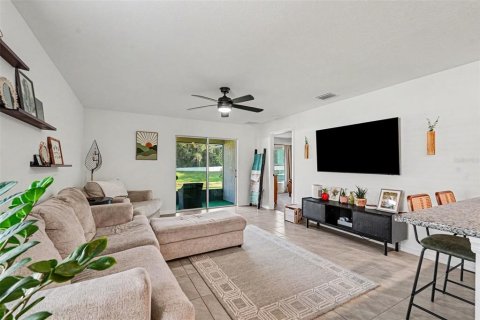 House in Dade City, Florida 3 bedrooms, 145.48 sq.m. № 2266316 - photo 9