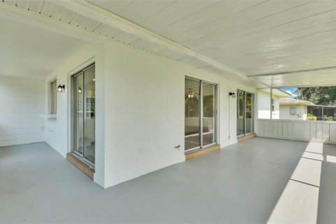House in Winter Haven, Florida 3 bedrooms, 125.42 sq.m. № 1832873 - photo 6