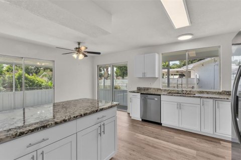 House in Winter Haven, Florida 3 bedrooms, 125.42 sq.m. № 1832873 - photo 15