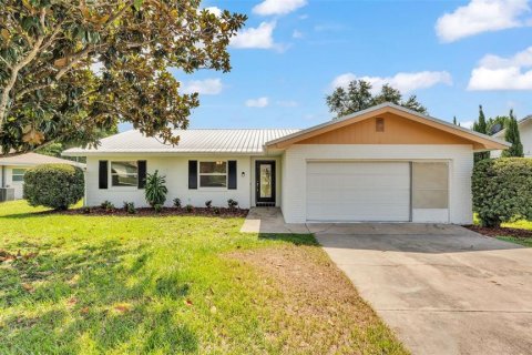 House in Winter Haven, Florida 3 bedrooms, 125.42 sq.m. № 1832873 - photo 1