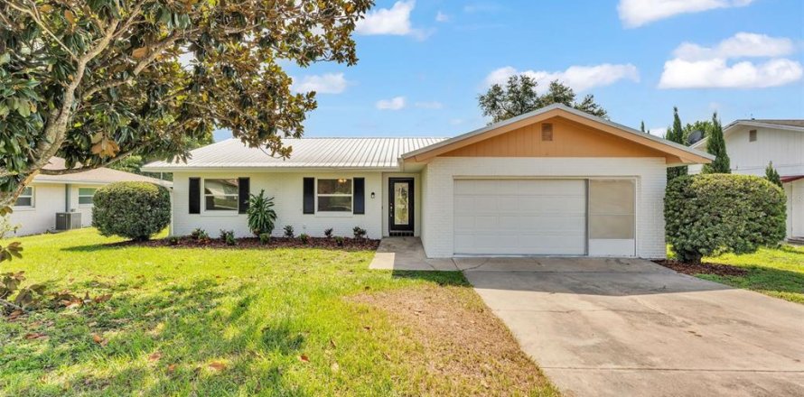 House in Winter Haven, Florida 3 bedrooms, 125.42 sq.m. № 1832873