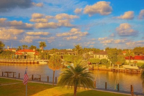 Condominio en Deerfield Beach, Florida, 2 dormitorios  № 2008046