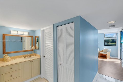 Купить кондоминиум в Помпано-Бич, Флорида 2 спальни, 113.34м2, № 2016947 - фото 22