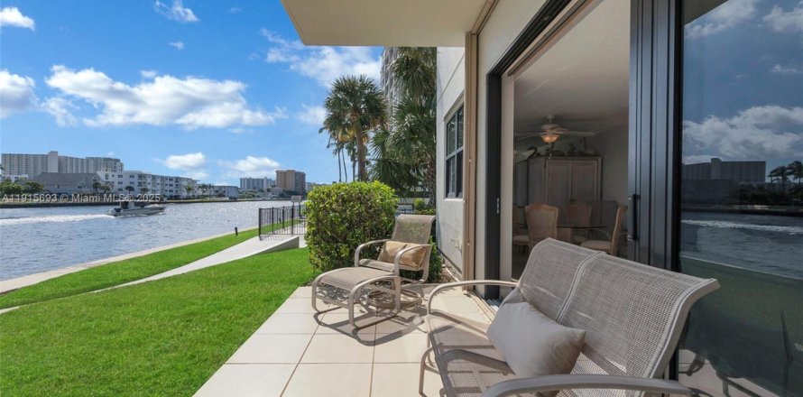 Кондоминиум с 2 спальнями в Помпано-Бич, Флорида № 2016947