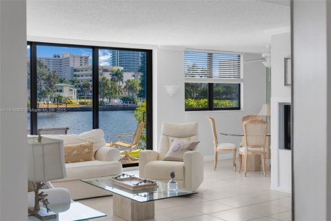 Купить кондоминиум в Помпано-Бич, Флорида 2 спальни, 113.34м2, № 2016947 - фото 9