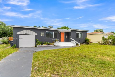 Villa ou maison à louer à Hollywood, Floride: 3 chambres, 115.85 m2 № 2076388 - photo 2