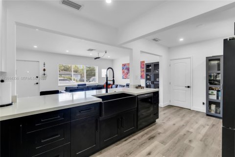 Villa ou maison à louer à Hollywood, Floride: 3 chambres, 115.85 m2 № 2076388 - photo 12