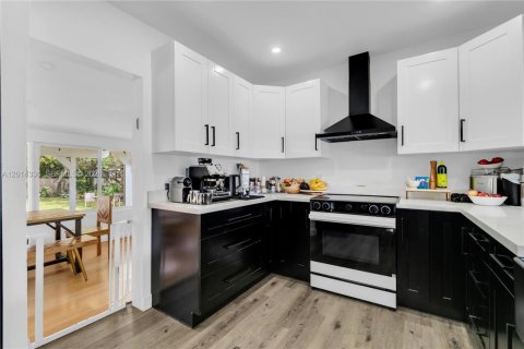 Villa ou maison à louer à Hollywood, Floride: 3 chambres, 115.85 m2 № 2076388 - photo 10
