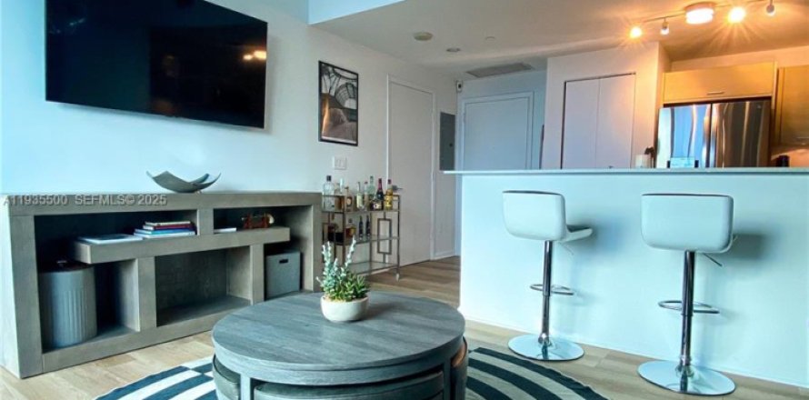 Condominio en Miami, Florida, 1 dormitorio  № 1993938