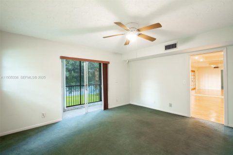 Condominio en venta en Pembroke Pines, Florida, 2 dormitorios, 144 m2 № 1993932 - foto 15