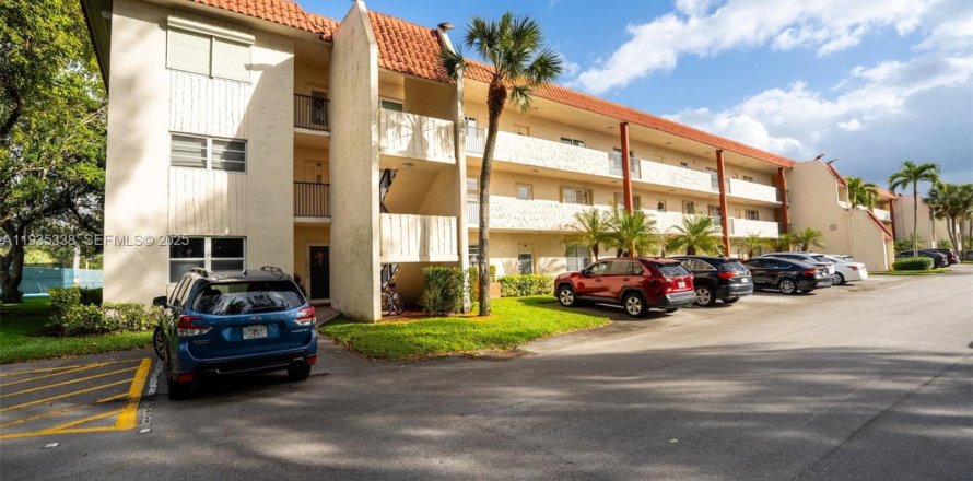 Condominio en Pembroke Pines, Florida, 2 dormitorios  № 1993932