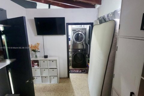 Commercial property in Miami, Florida 179.86 sq.m. № 1943041 - photo 11