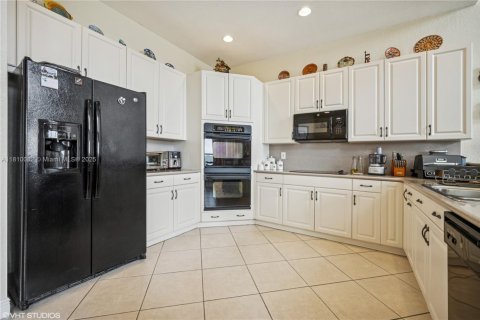 House in Miramar, Florida 4 bedrooms, 324.04 sq.m. № 1766425 - photo 9