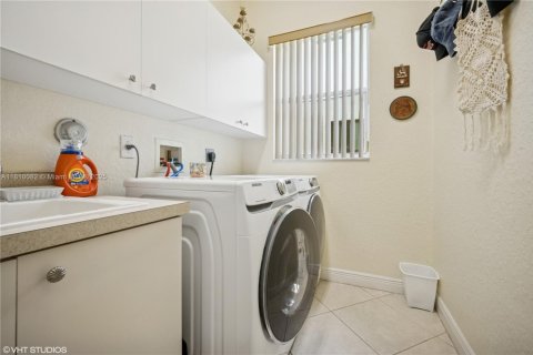 House in Miramar, Florida 4 bedrooms, 324.04 sq.m. № 1766425 - photo 18