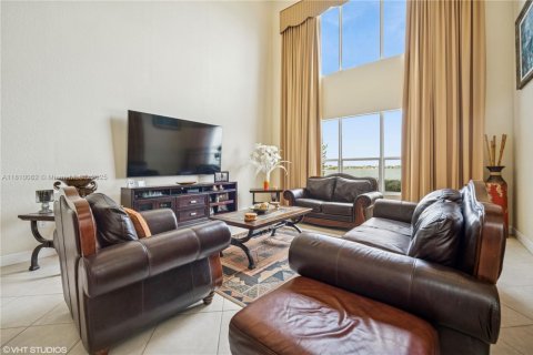 House in Miramar, Florida 4 bedrooms, 324.04 sq.m. № 1766425 - photo 15