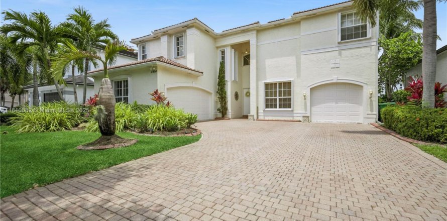 House in Miramar, Florida 4 bedrooms, 324.04 sq.m. № 1766425