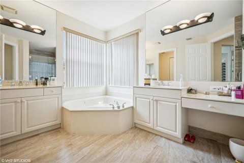 House in Miramar, Florida 4 bedrooms, 324.04 sq.m. № 1766425 - photo 26