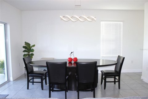 House in Wesley Chapel, Florida 4 bedrooms, 209.96 sq.m. № 2102511 - photo 8