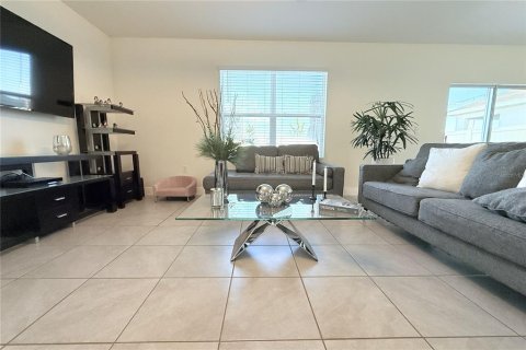 House in Wesley Chapel, Florida 4 bedrooms, 209.96 sq.m. № 2102511 - photo 9