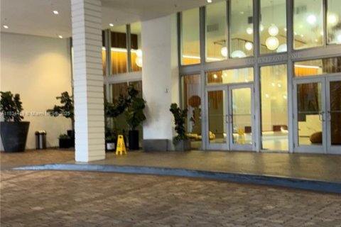 Condominio en venta en Miami, Florida, 1 dormitorio, 111.2 m2 № 1937161 - foto 3