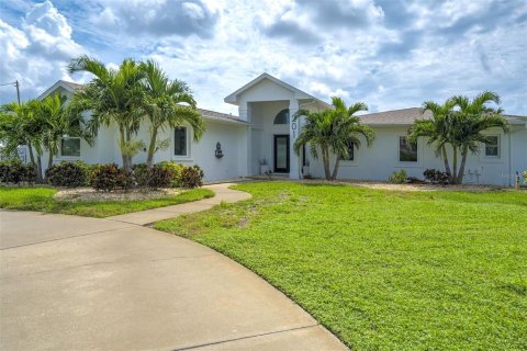 House in Largo, Florida 5 bedrooms, 256.41 sq.m. № 2360502