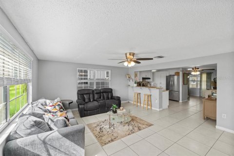 House in Port Richey, Florida 3 bedrooms, 145.21 sq.m. № 1886868 - photo 17